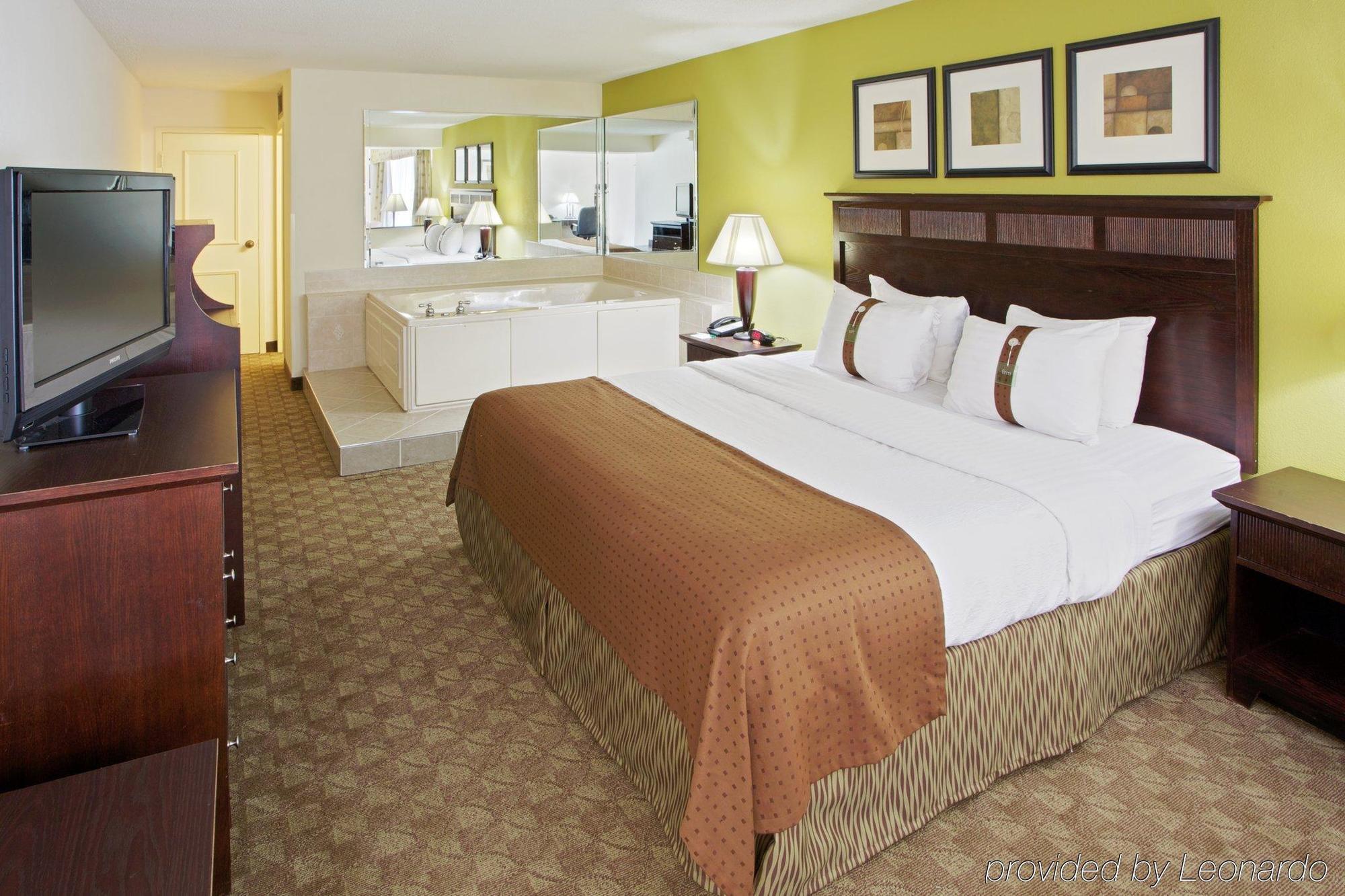 Holiday Inn Roanoke - Tanglewood Route 419 & I 581, An Ihg Hotel Стая снимка